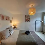 Large In Center Daire