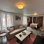 Large In Center Daire